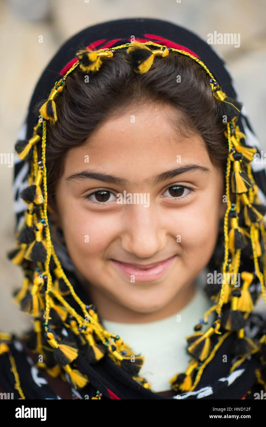 Ritratto di una ragazza curda, hawraman-a takht, Kurdistan iraniano, Iran Foto Stock