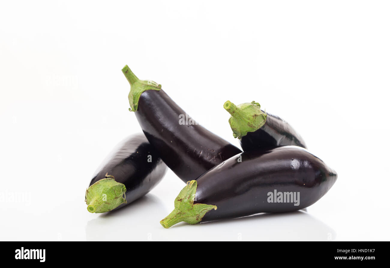 Molte le melanzane isolato su uno sfondo bianco Foto Stock