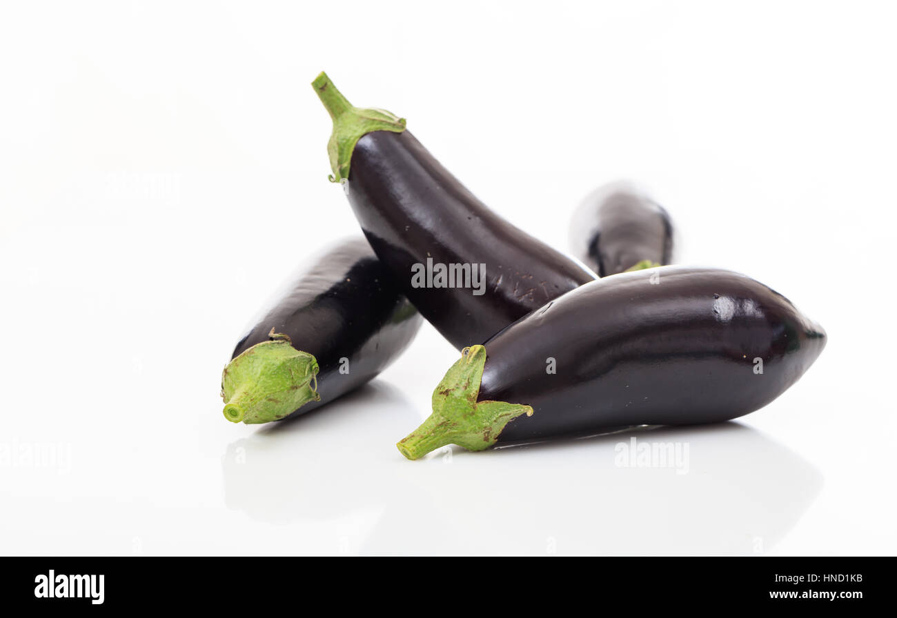 Molte le melanzane isolato su uno sfondo bianco Foto Stock