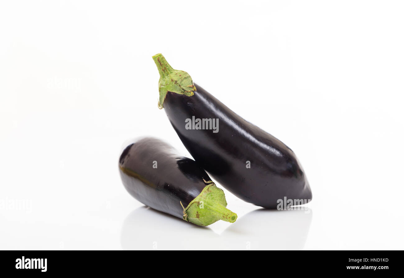 Due interi melanzane isolati su sfondo bianco Foto Stock