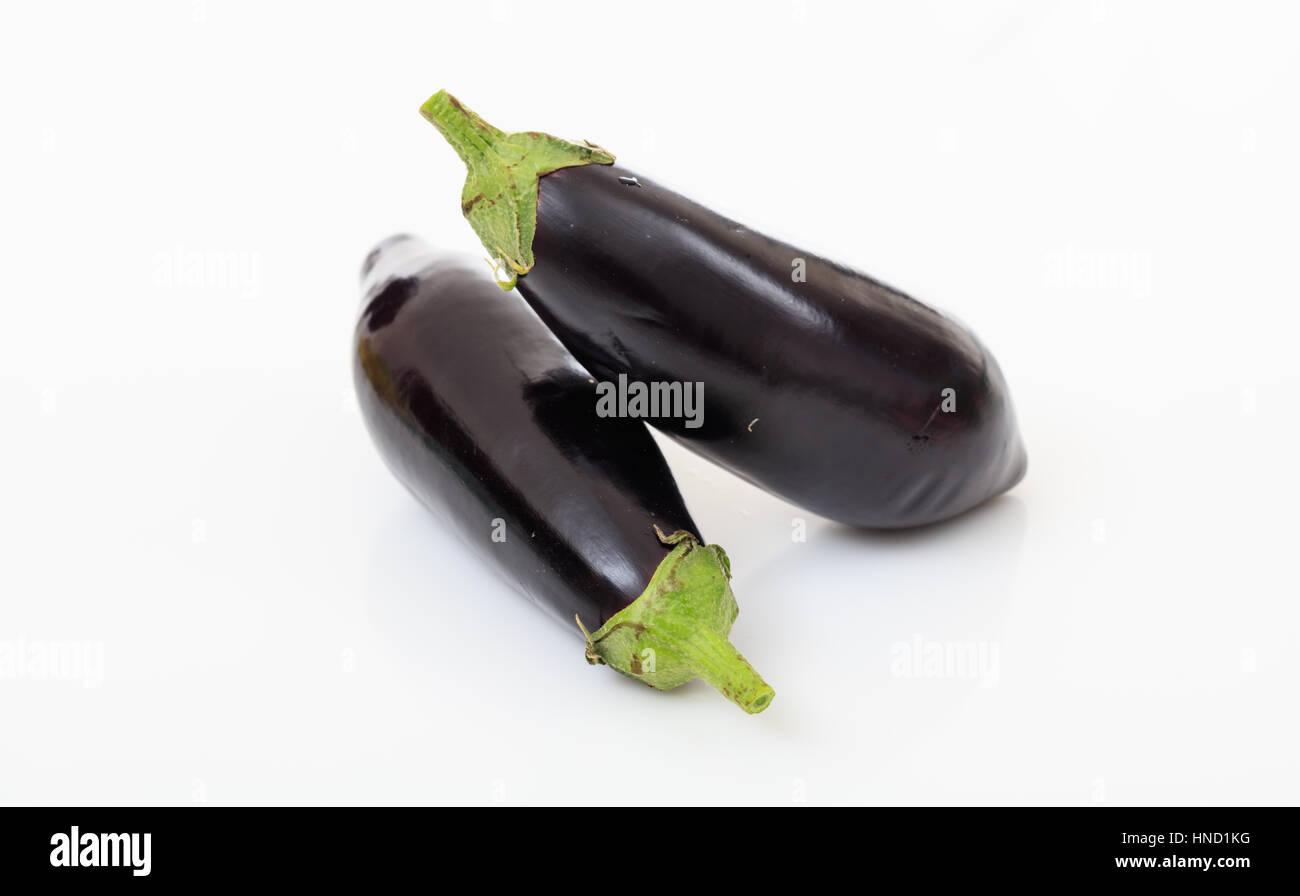 Due interi melanzane isolati su sfondo bianco Foto Stock