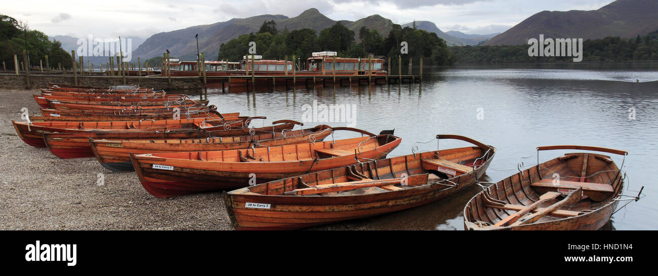 Misty tramonto su barche sul lago Derwentwater, Keswick, Parco Nazionale del Distretto dei Laghi, Cumbria County, England, Regno Unito Foto Stock