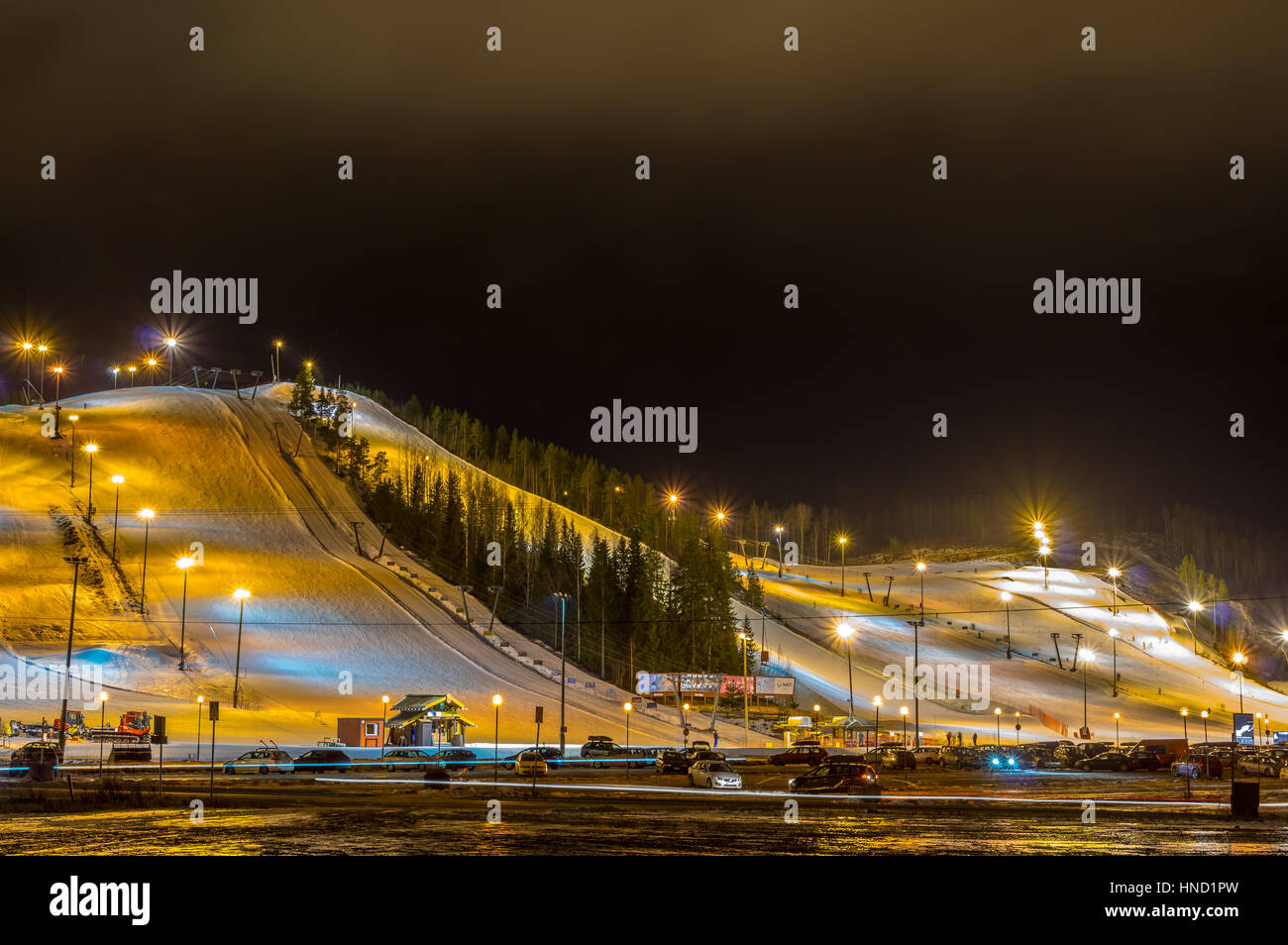 Il villaggio di sci durante la notte con le luci di pendenza, Himos, Finlandia Foto Stock