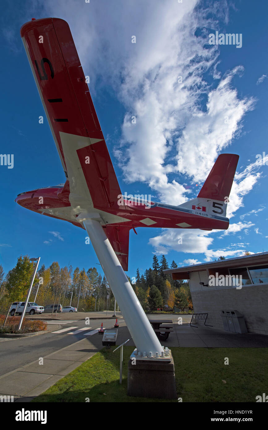 Un Snowbird CT-114 sul display in Comox informazioni centerHighway 19 in corrispondenza della Comox Valley Parkway sull'Isola di Vancouver. Foto Stock
