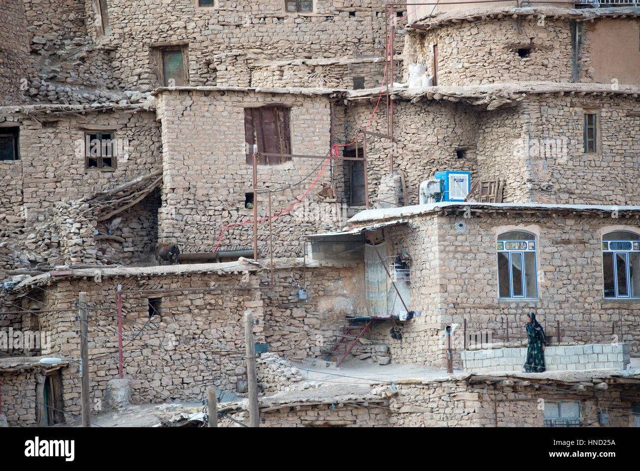 Una donna curda in palangan antico borgo, Kurdistan iraniano, Iran Foto Stock