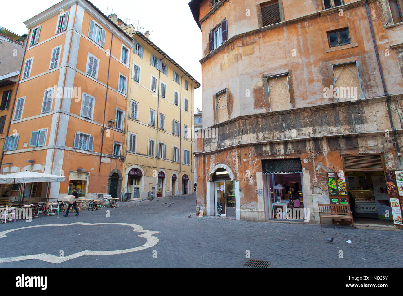Roma, Italia - 8 Gennaio 2017: le persone non identificate snooping e visitare Roma il ghetto ebraico. Foto Stock