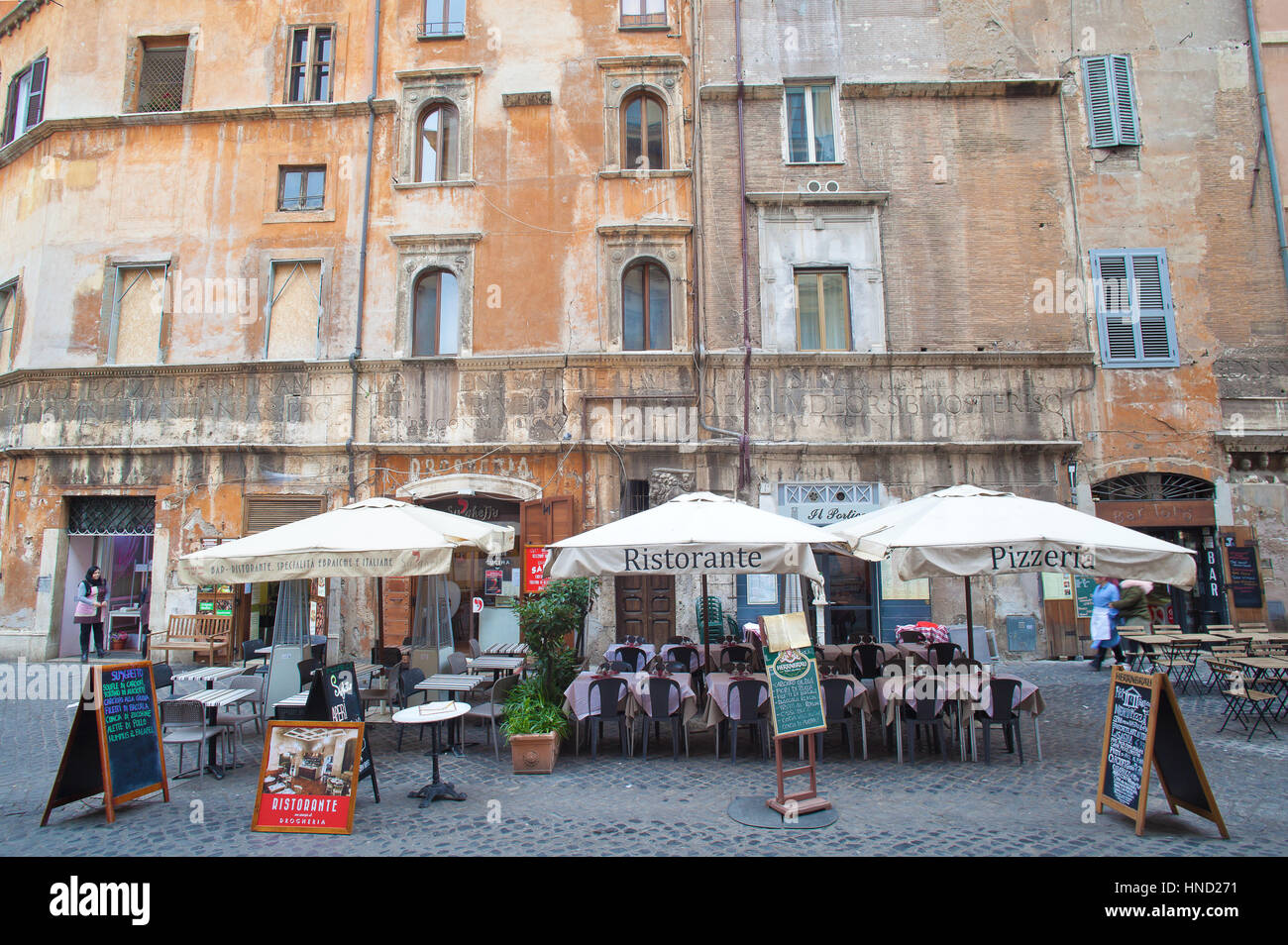 Roma, Italia - 8 Gennaio 2017: le persone non identificate snooping e visitare Roma il ghetto ebraico. Foto Stock