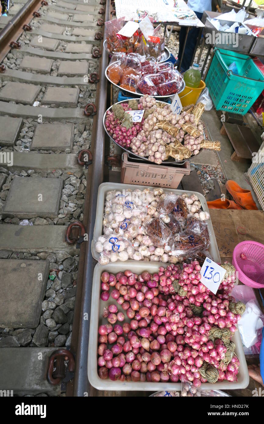 Cipolle al mercato ferroviario, Thailandia Foto Stock