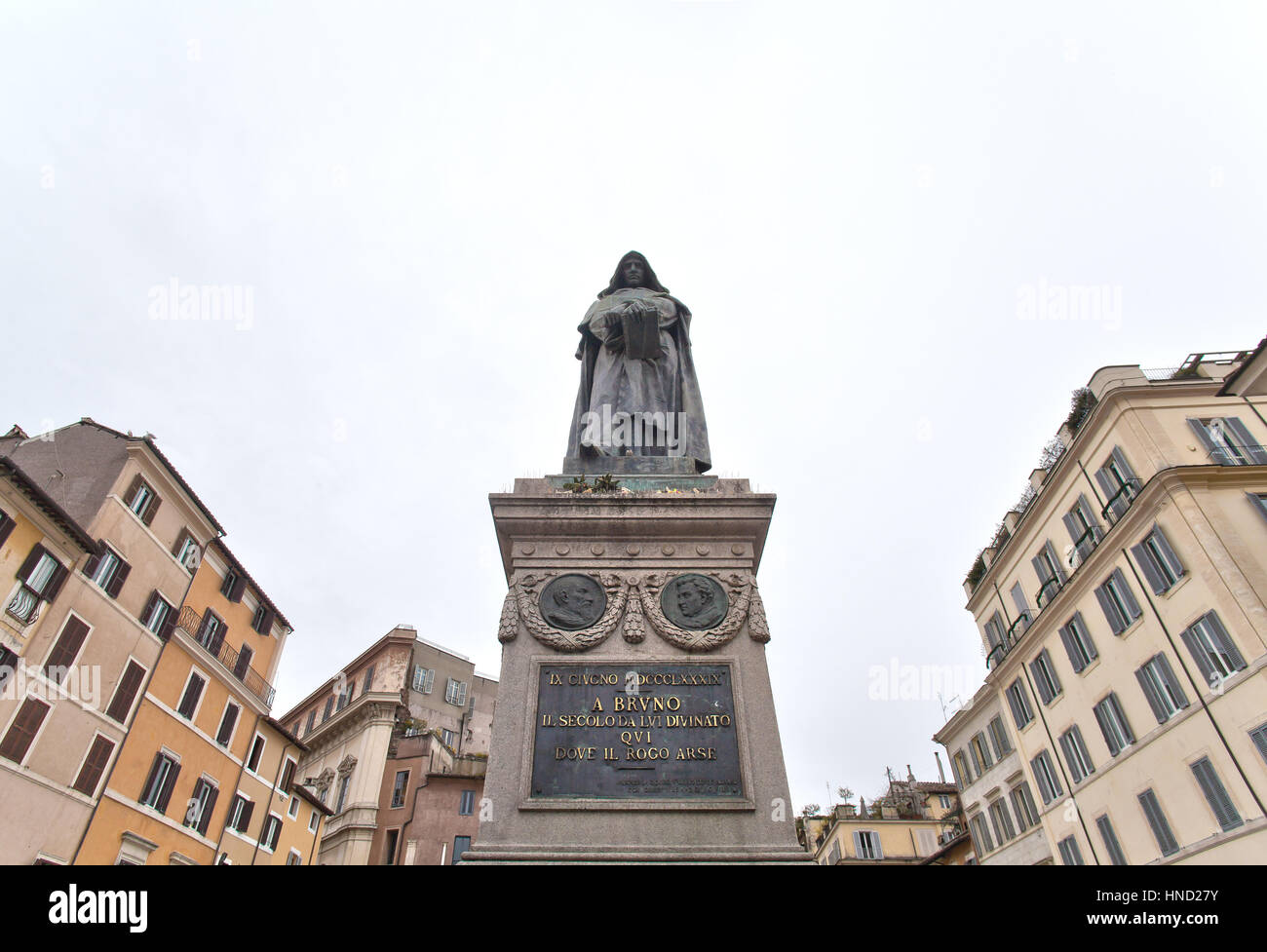 Roma, Italia - 8 Gennaio 2017: Giordano Bruno la monumentale statua in piazza Campo De' Fiori, Roma. Il monumento fu eretto nel 1889 exacty dove egli era Foto Stock