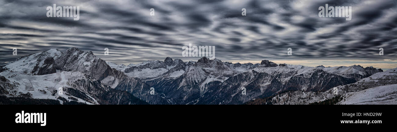 Paesaggio dal Passo Sella in un pomeriggio invernale e il vento gioca con le nuvole Foto Stock