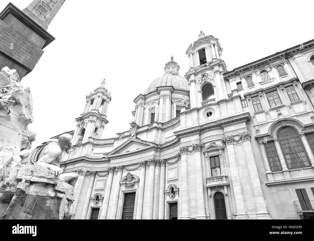 Roma, Italia - 8 Gennaio 2017: Fontana dei Fiumi e Sant Agnese in Agone la facciata in Piazza Navona, Roma (Italia). Unidentified tourist gustano ar Foto Stock