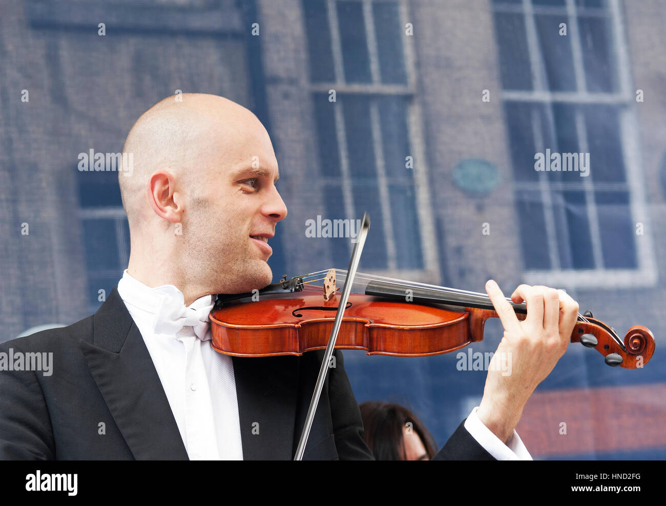 Violinista in Edinburgh esegue previiew del suo show al festival. Foto Stock