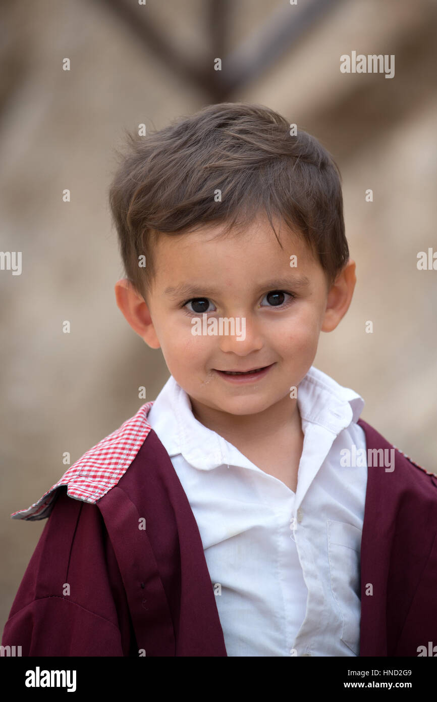 Ritratto di un bambino curdo, palangan antico borgo, Kurdistan iraniano, Iran Foto Stock