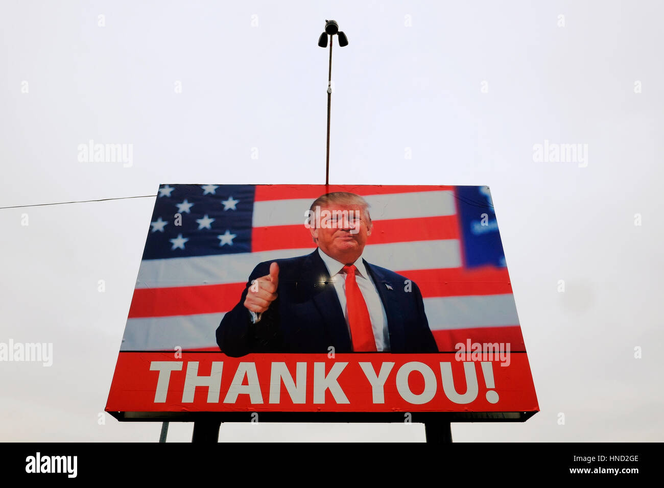 Un cartello stradale dispone di Donald Trump ringraziando gli elettori in seguito alla sua elezione a Presidente degli Stati Uniti. Foto Stock