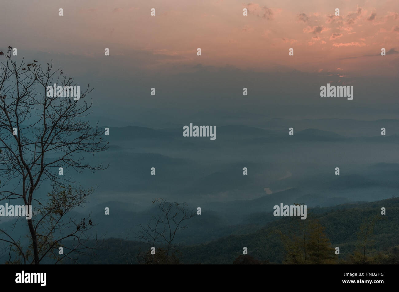 Misty estate montagna paesaggio delle colline in Thailandia Foto Stock