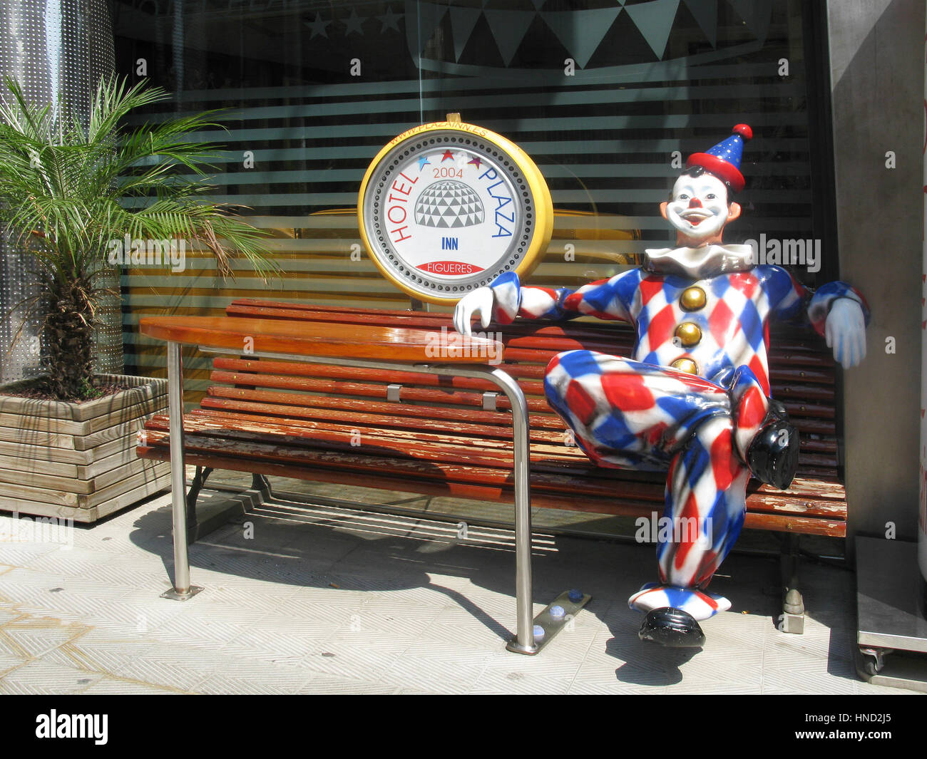 Statua di clown fuori dall'hotel nella cittadina catalana di Figueres, Spagna Foto Stock