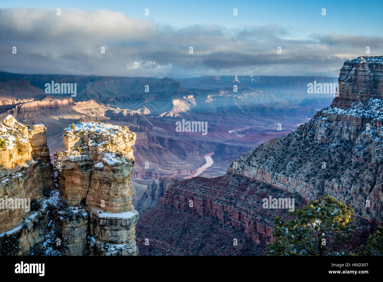 Il fiume Colorado si estende fuori ad est in questo inverno vista del Grand Canyon dal punto Navajo. Foto Stock