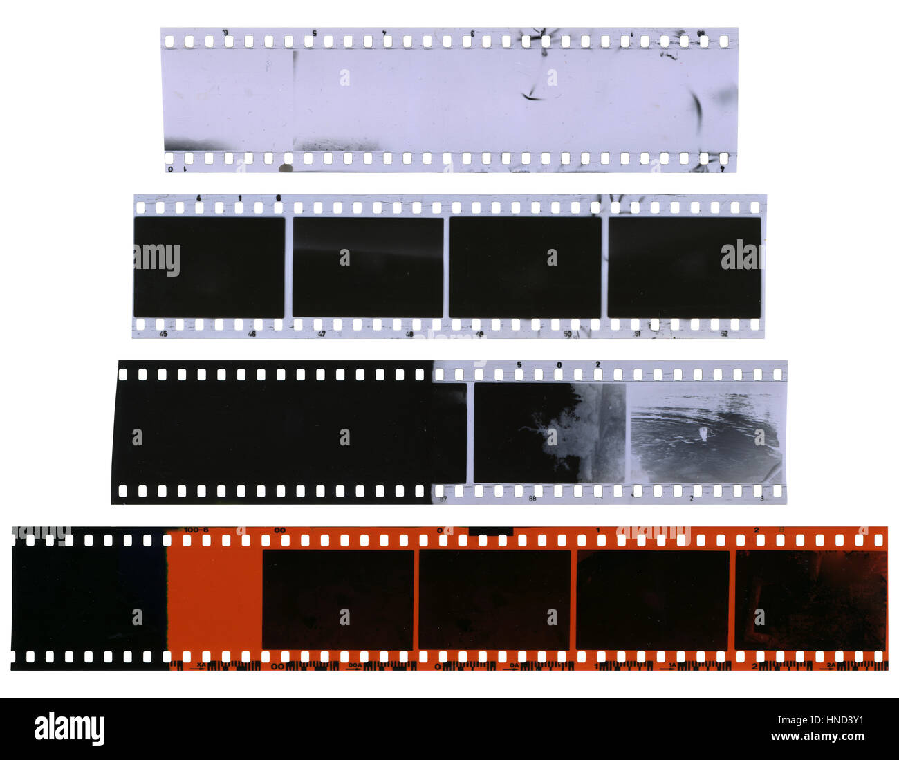 Vecchio, utilizzato, polveroso e graffiato la celluloide delle strisce di pellicola isolati su sfondo bianco Foto Stock