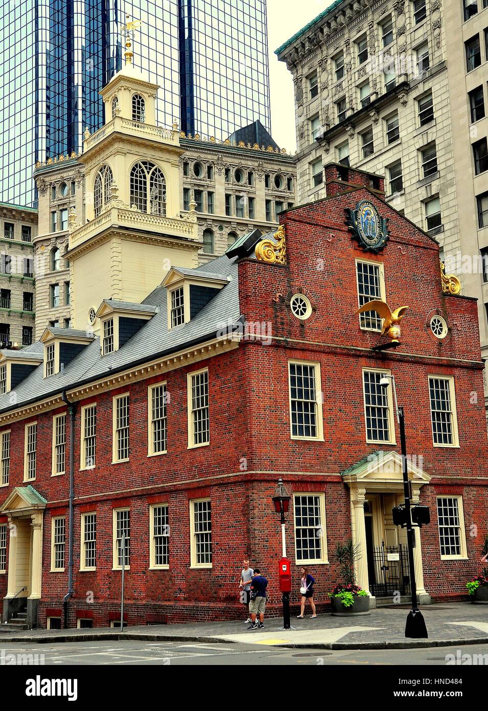 Boston, Massachusetts - Luglio 13, 2013: 1713 Old State House, sito del 1773 Massacro di Boston, all'angolo di stato e le strade di Washington è a la Foto Stock