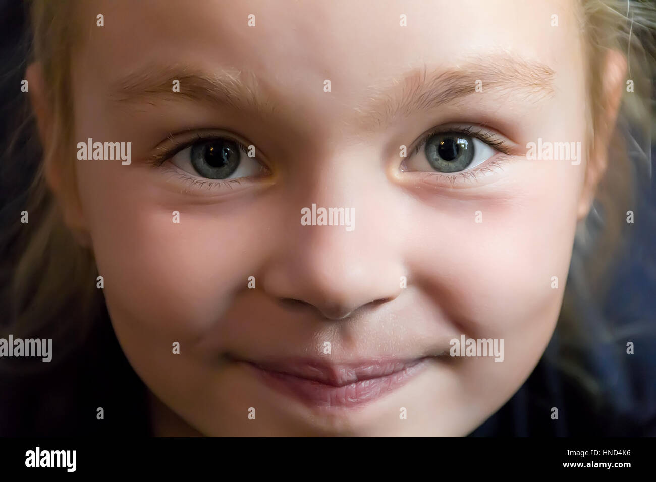 Ritratto di ragazza carina con capelli biondi Foto Stock