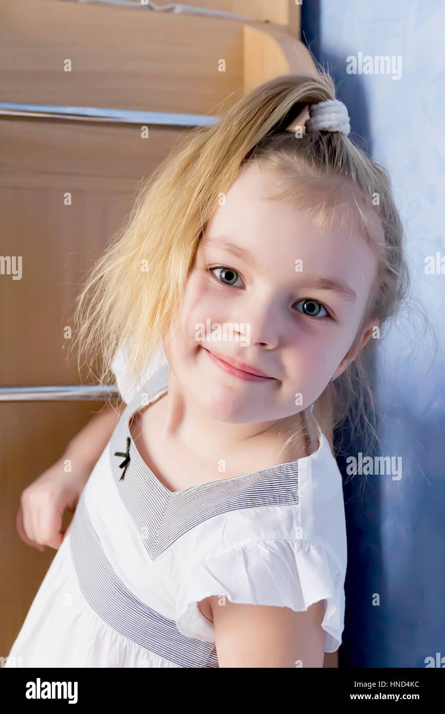 Ritratto di ragazza carina con capelli biondi Foto Stock