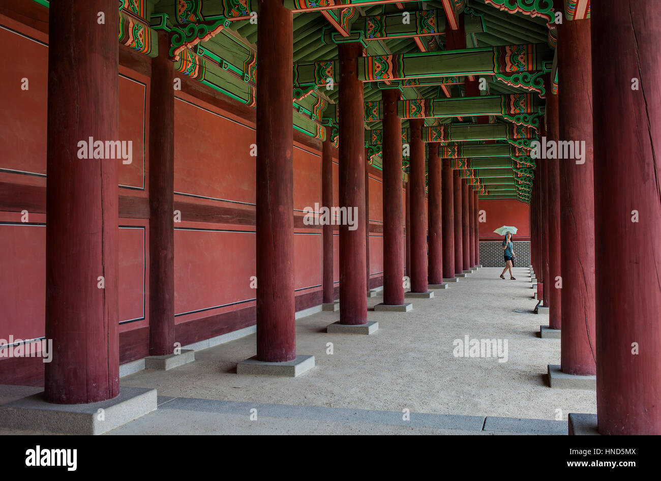 Donna, tradizionale, architettura, Palazzo Changgyeonggung, Jongno-gu, Seoul, Corea del Sud Foto Stock