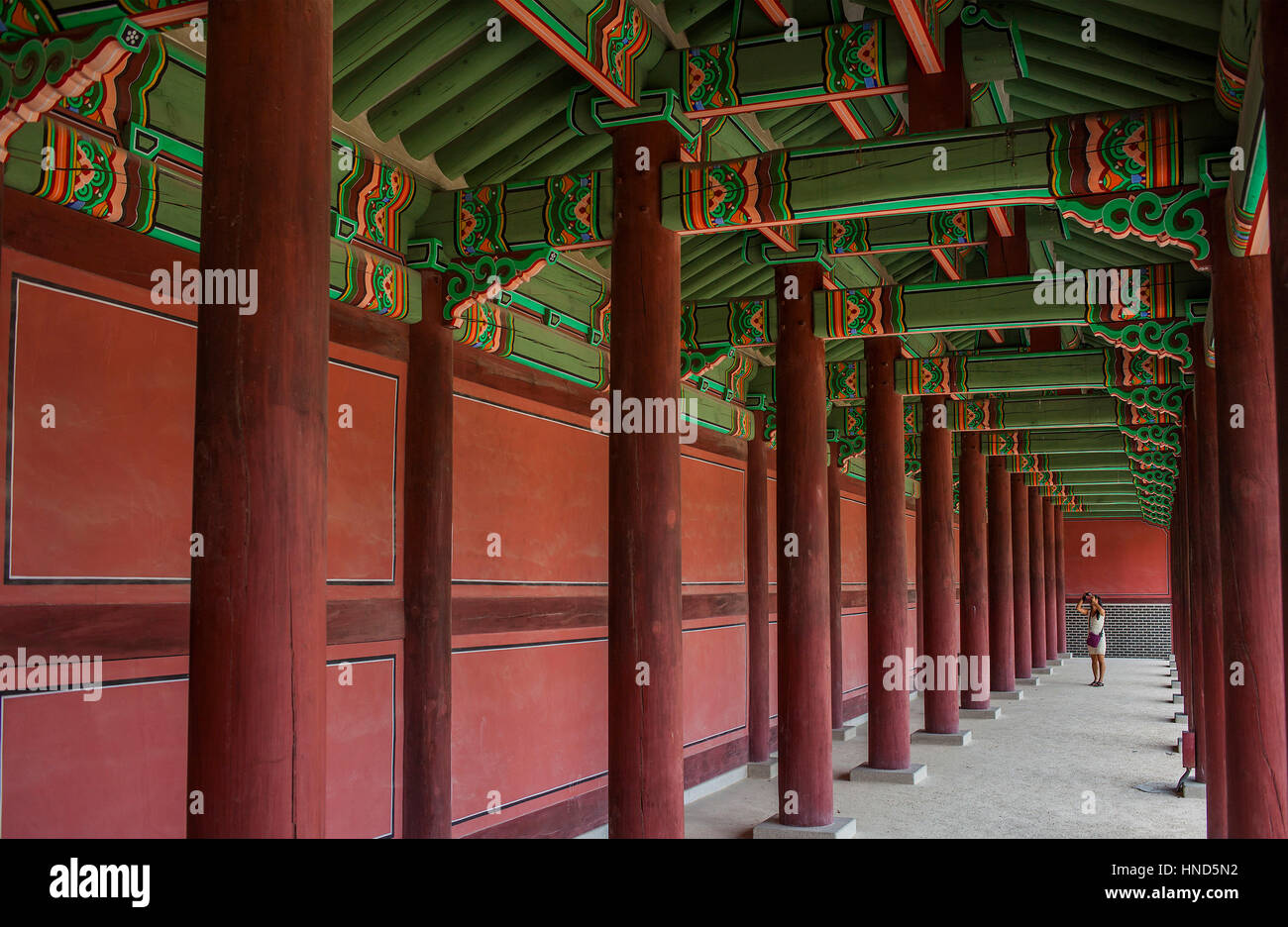 Donna, tradizionale, architettura, Palazzo Changgyeonggung, Jongno-gu, Seoul, Corea del Sud Foto Stock