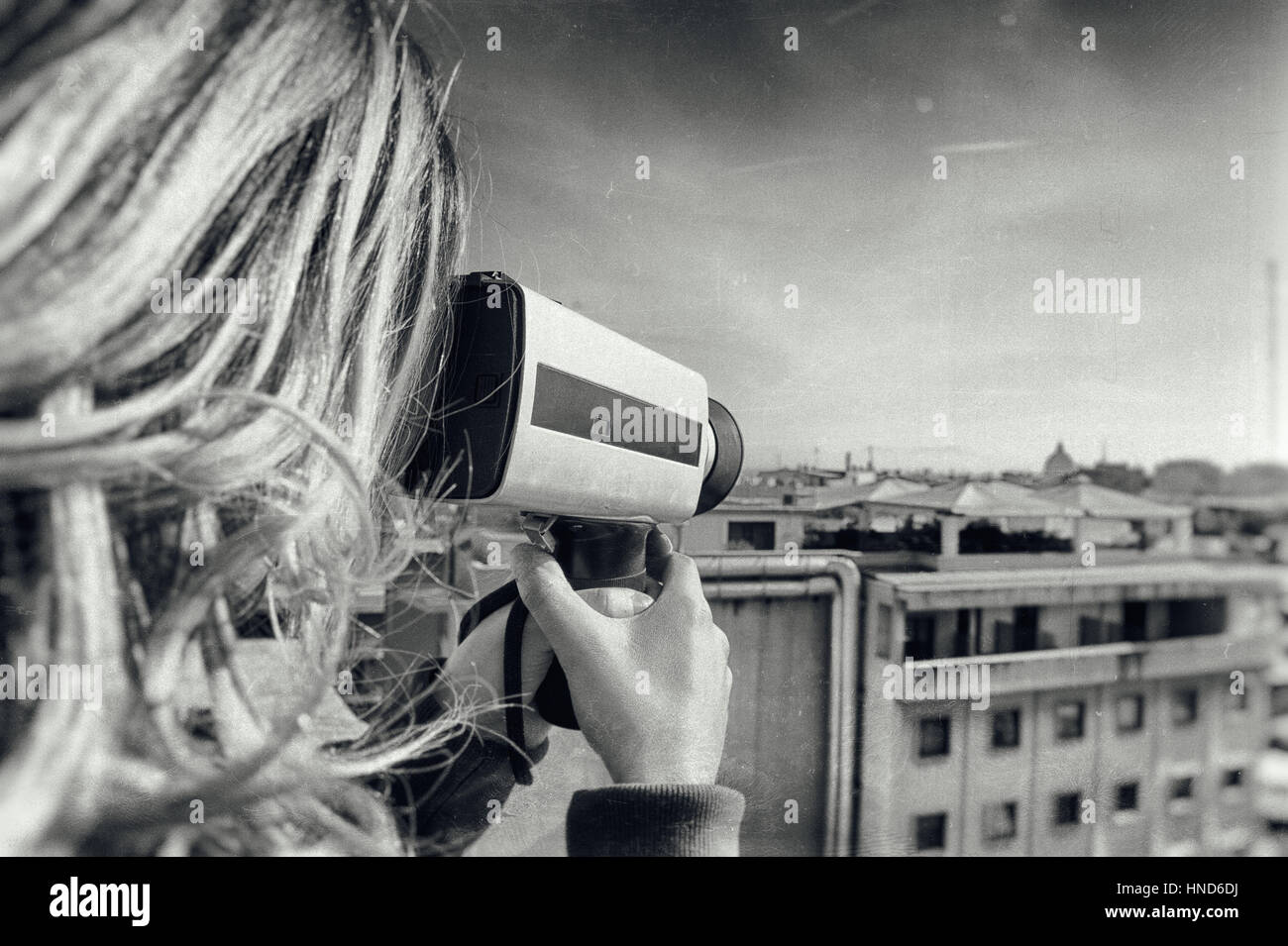 Donna bionda riprese Roma skyline della città con San Pietro Cupola e vintage super 8 Fotocamera Foto Stock