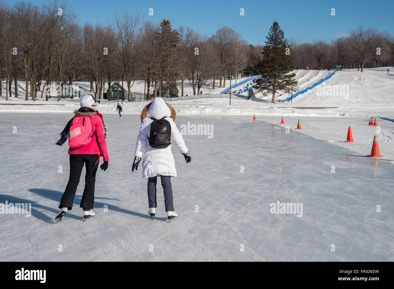 Montreal, CA - 31 Gennaio 2017: persone pattinaggio sul Lago Beaver di pista di pattinaggio su Mount-Royal Foto Stock