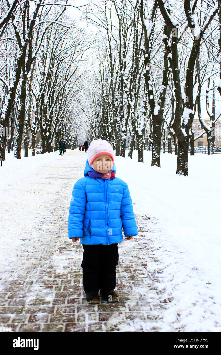 Il bambino sta solo sul percorso in winter park Foto Stock
