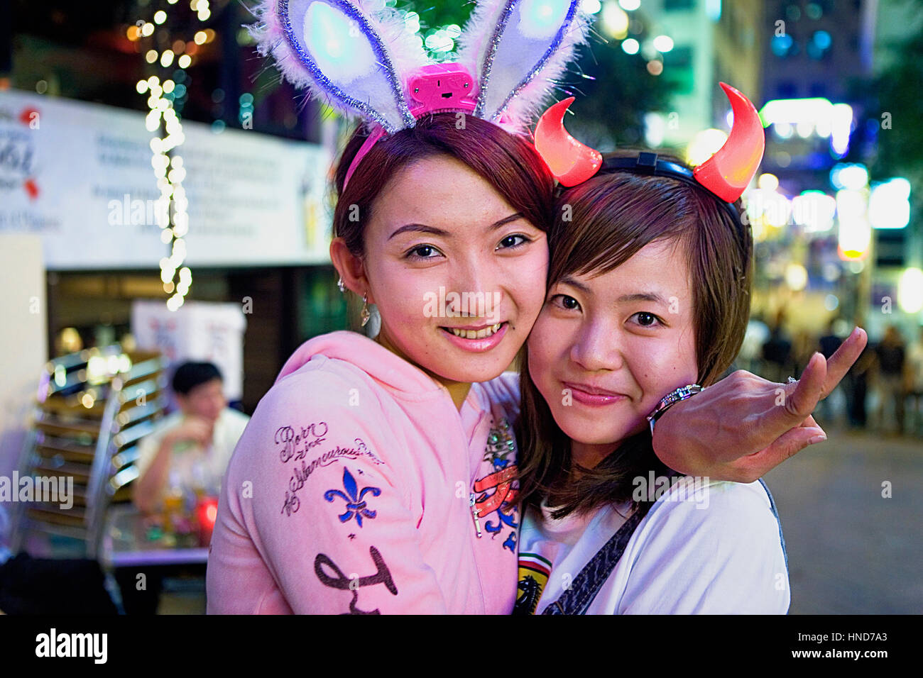 Le donne, gli amici in Lan Kwai Fong, famosa per i suoi bar e la vita notturna,Hong Kong, Cina Foto Stock