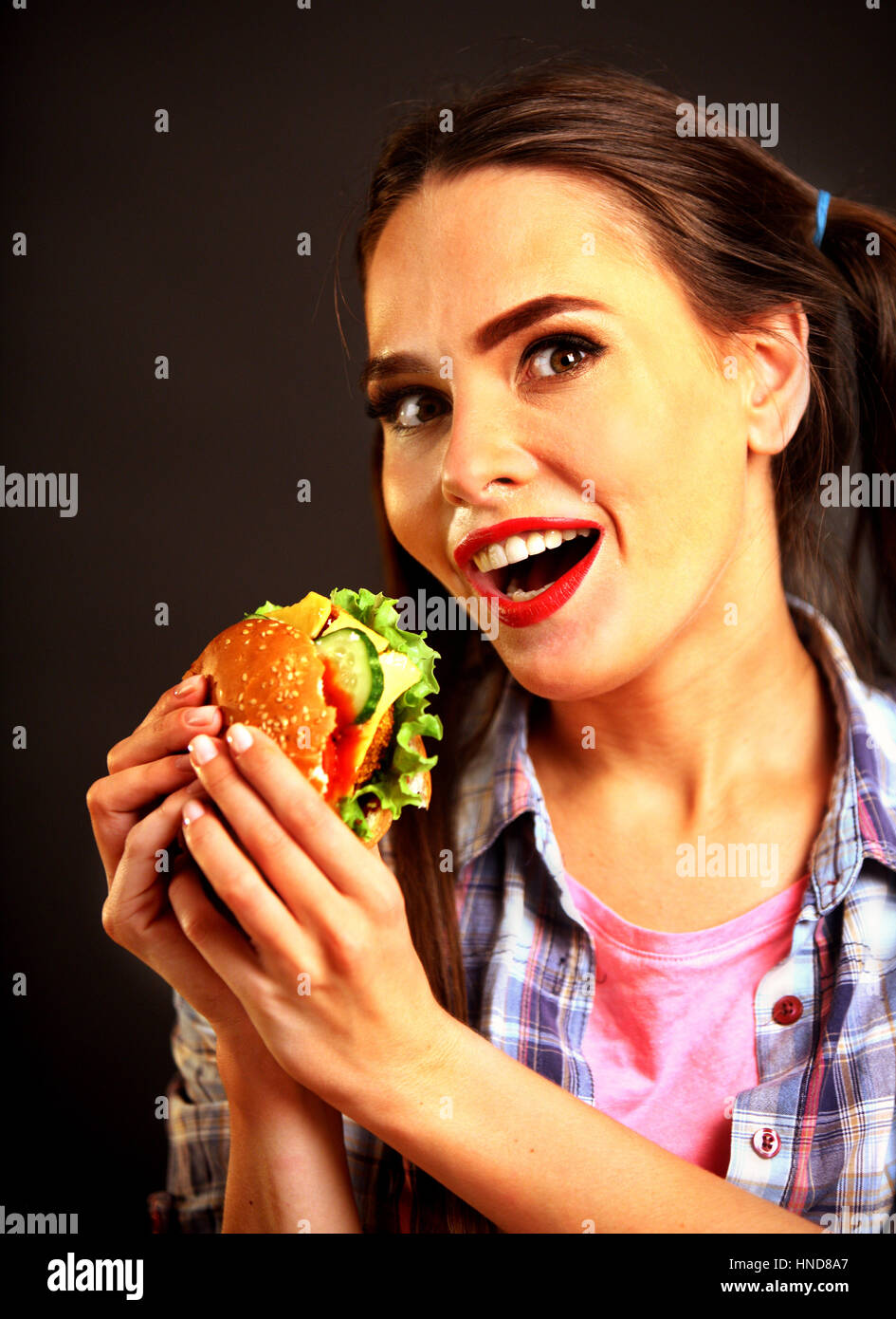 Donna di mangiare hamburger. La ragazza vuole mangiare hamburger. Foto Stock