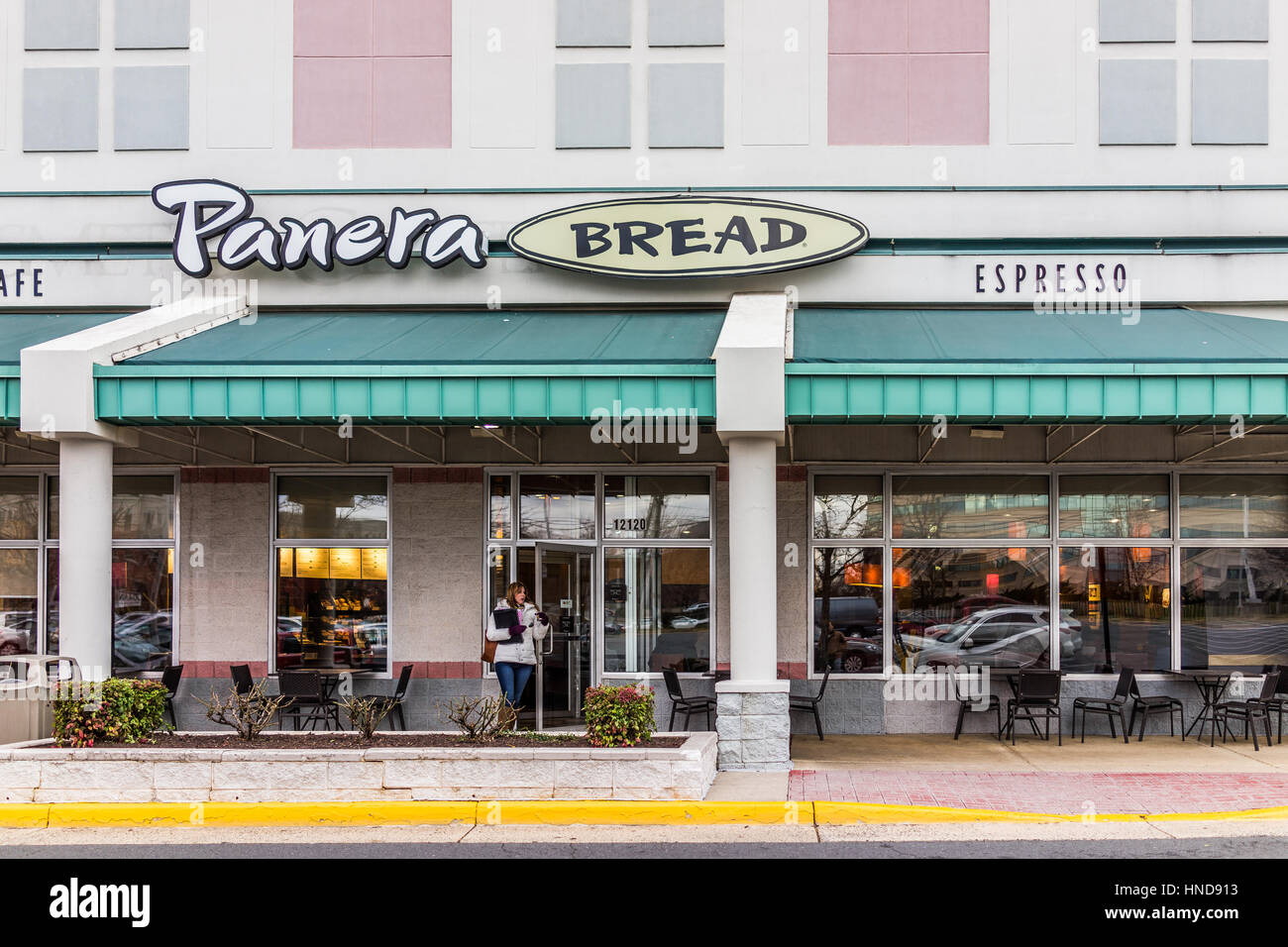 Fairfax, Stati Uniti d'America - 27 Gennaio 2017: Panera Bread ristorante facciata con persona a piedi Foto Stock
