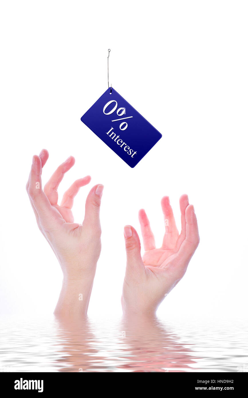 Una carta di credito è dangled sopra le mani tese Foto Stock