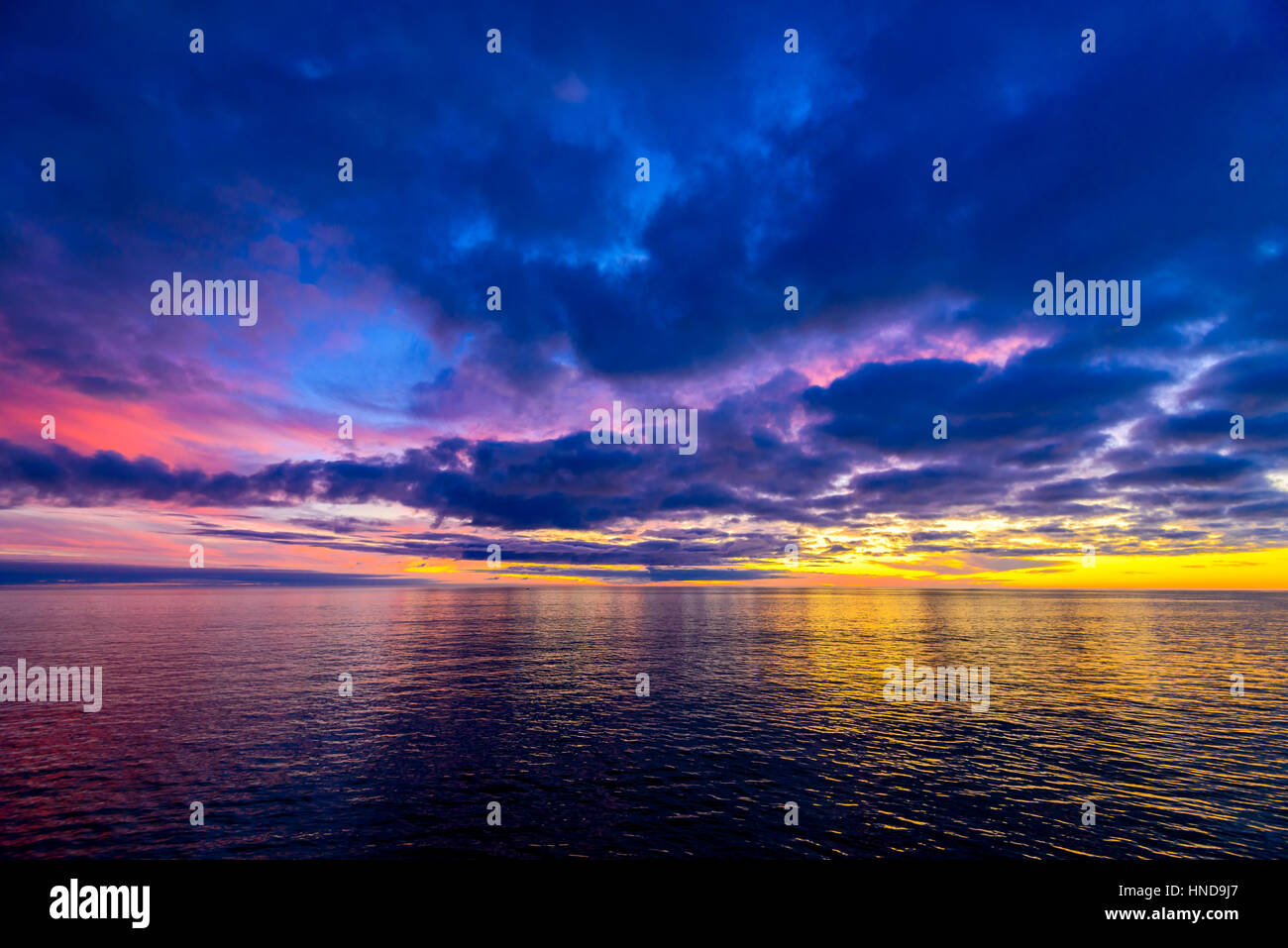 Colorato tramonto spettacolare vista sopra la spiaggia di Glenelg visto dal jetty, Sud Australia Foto Stock