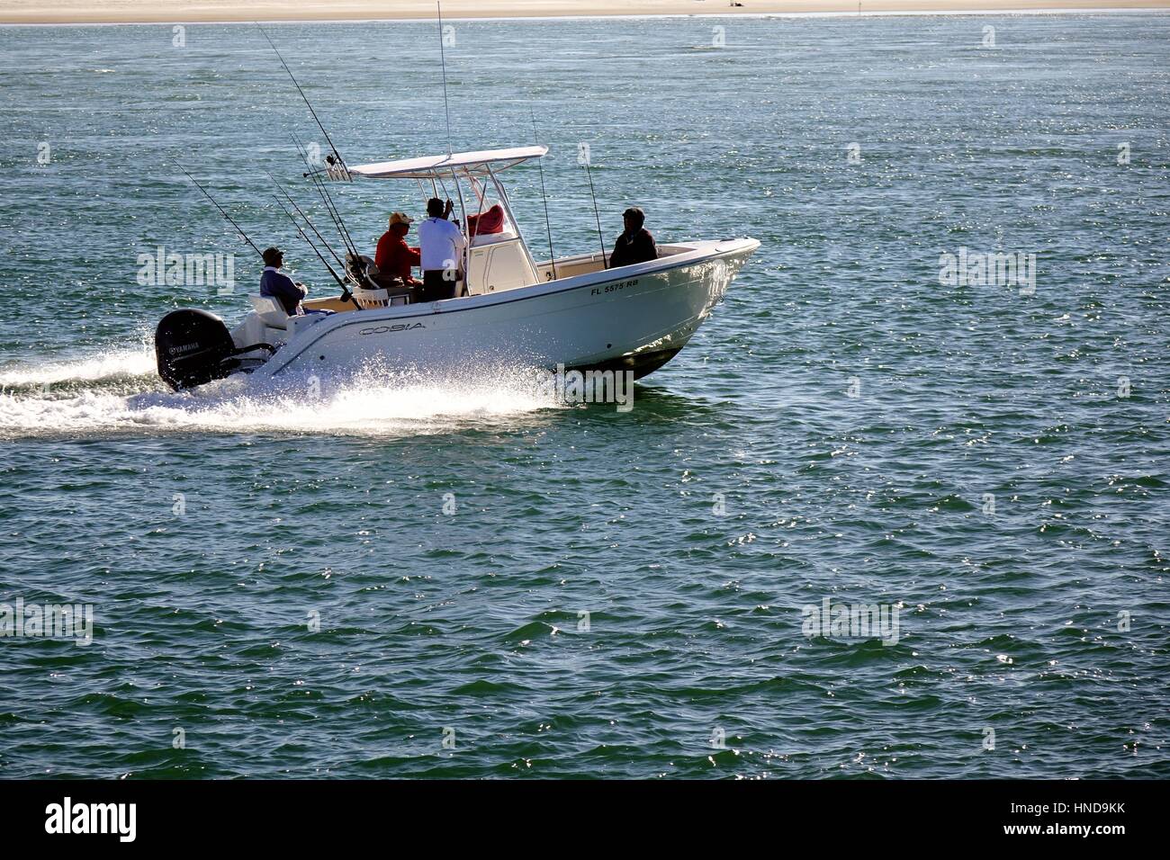 Un Cobia barca da pesca entrando in Ponce Inlet, Florida Foto Stock