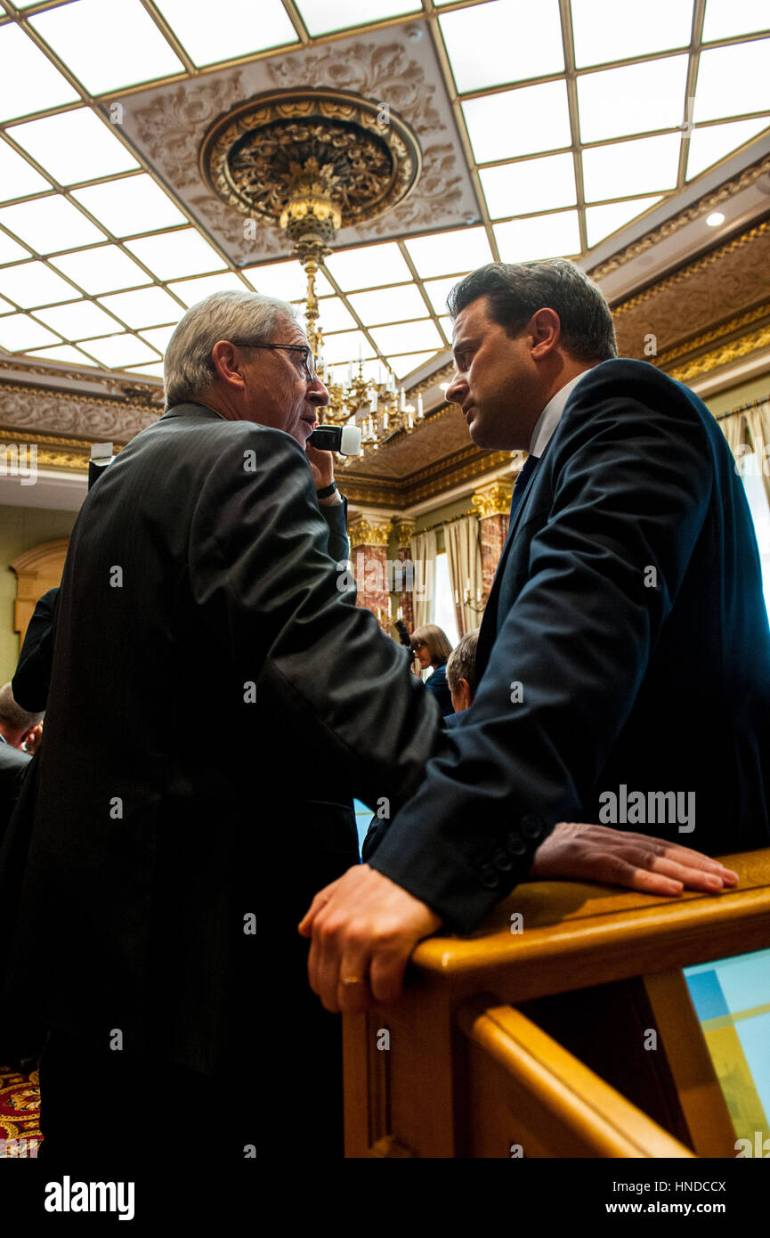 Lussemburgo 02.04.2014. FILE Lussemburgo primo Mnister Jean Claude Juncker (L) della chat con il parlamento degli Stati Xavier Bettel prima di una sessione del Parlia Foto Stock