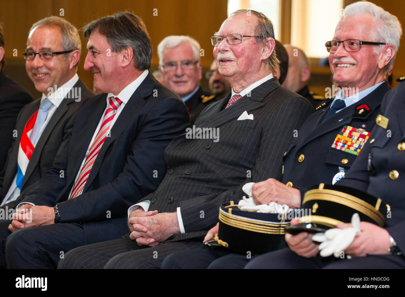 Lussemburgo Grand Duc Jean (c) è raffigurato durante la celebrazione del cinquantesimo anniversario dei veterani del Lussemburgo i lavoratori antincendio, Echternach, Foto Stock