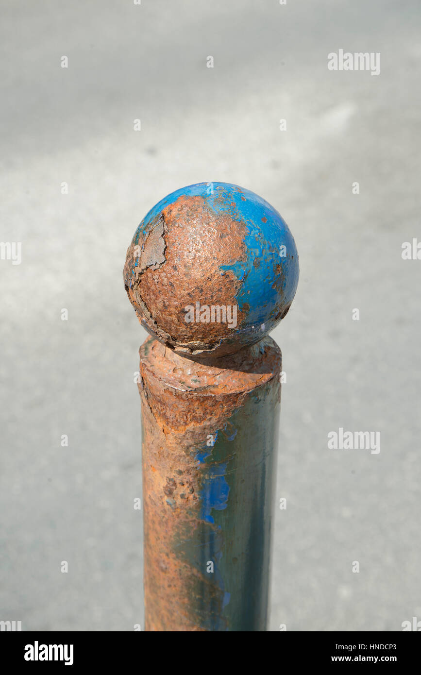 Rusty pole con globo somiglianza Foto Stock