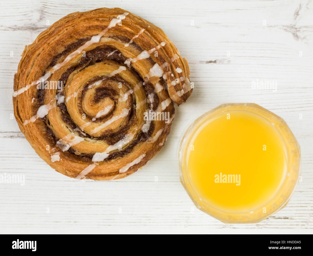 Succo di arancia e cannella di swirl pasticceria danese Foto Stock