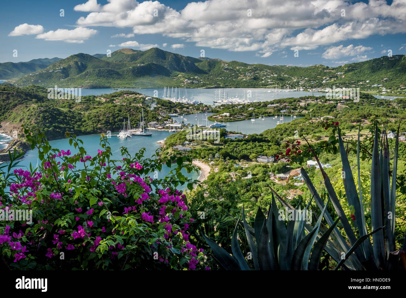 English Harbour (porto) e Nelson's Dockyard visto da Shirley Heights, Antigua Foto Stock