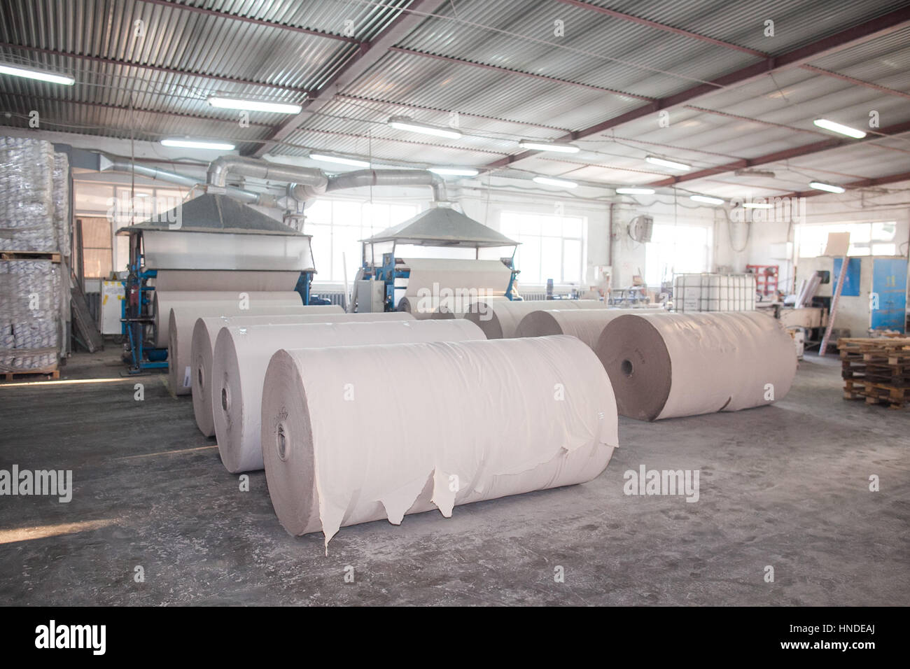 Impianto per la produzione della carta. Impianto per la produzione di  tovaglioli di carta. Frammento della macchina industriale Foto stock - Alamy