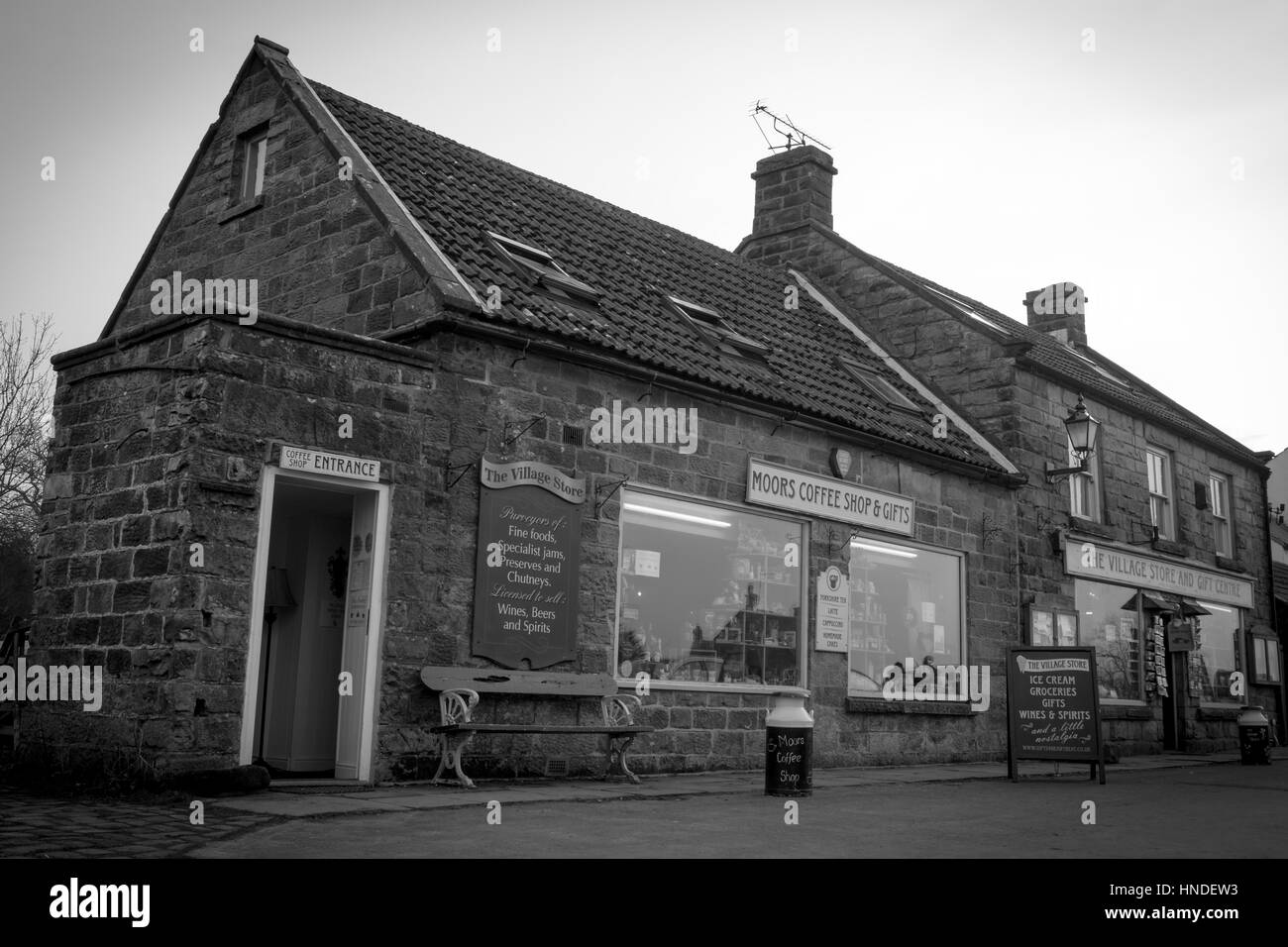 Immagine monocromatica dei negozi del villaggio Goathland North Yorkshire Foto Stock