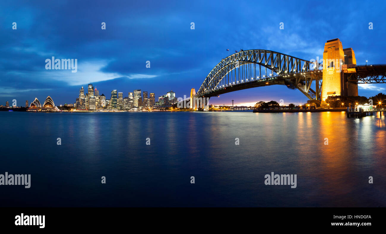 Sydney Opera House e Harbour Bridge al tramonto, Sydney, Australia Foto Stock