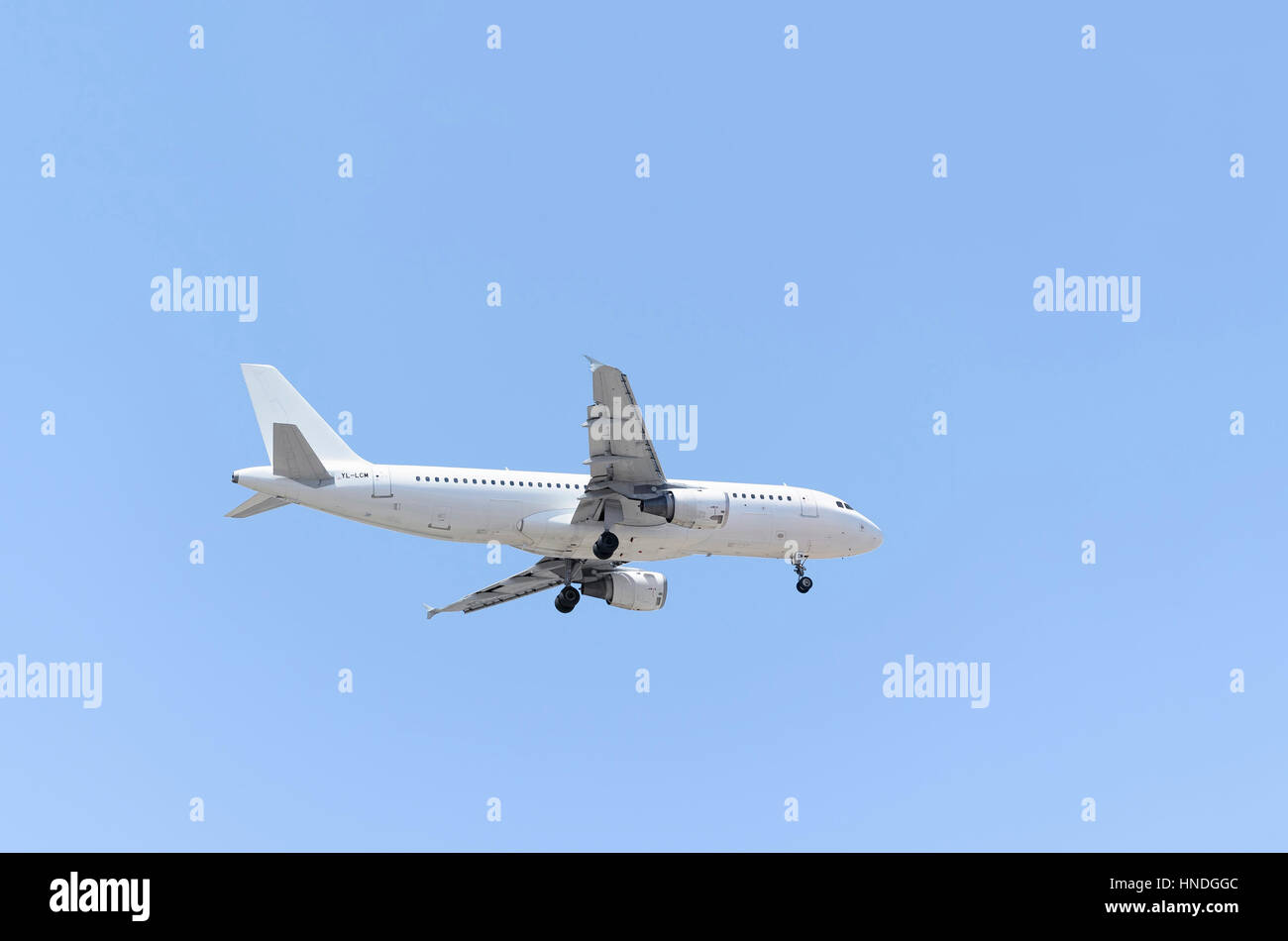 Completamente piano bianco Airbus A320, di SmartLynx Airlines compagnia aerea, è l'atterraggio. I voli charter. Blue sky. Giornata di sole di primavera. Foto Stock