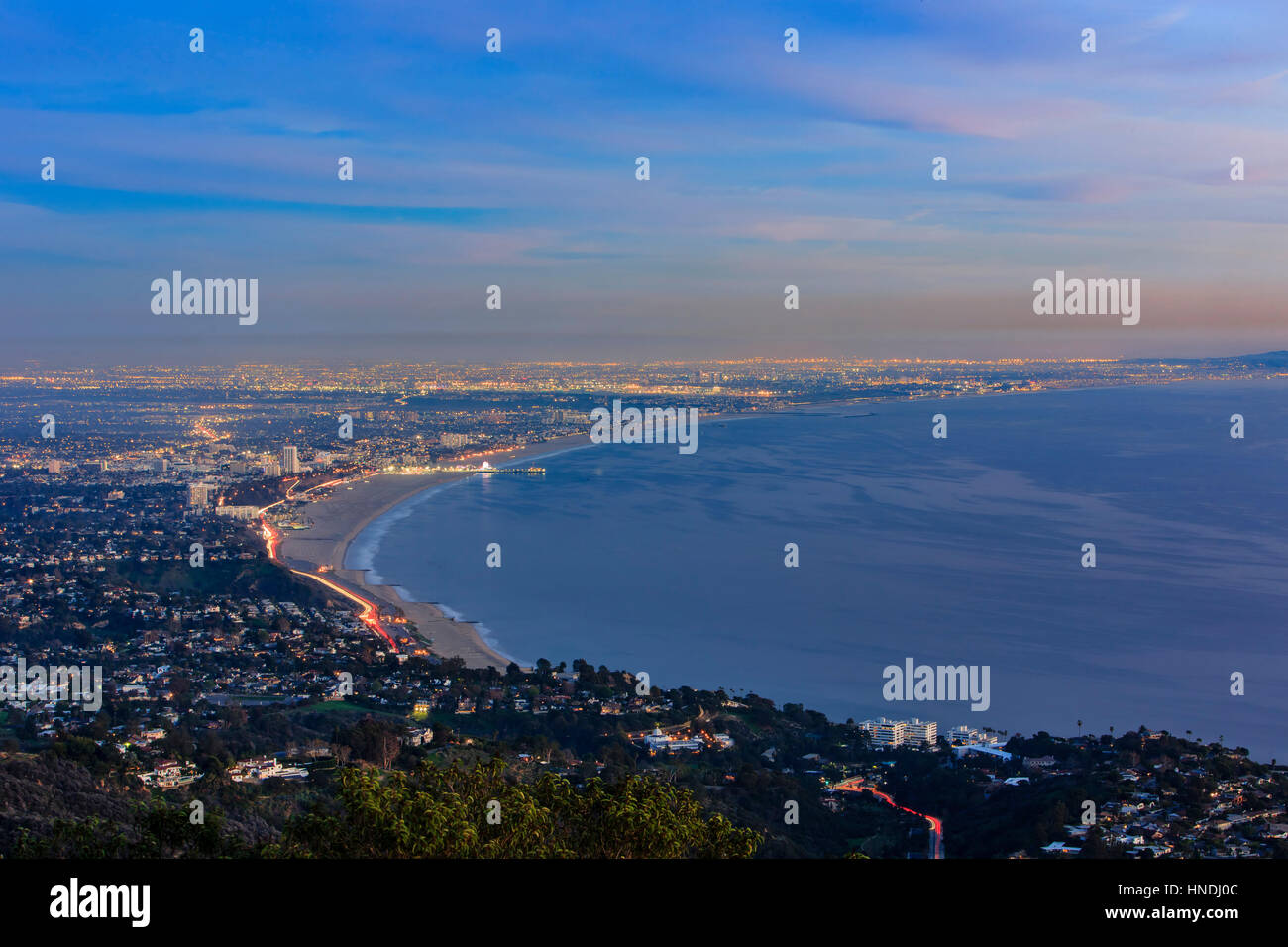 Baia di Santa Monica scena notturna di Parker Mesa si affacciano Foto Stock