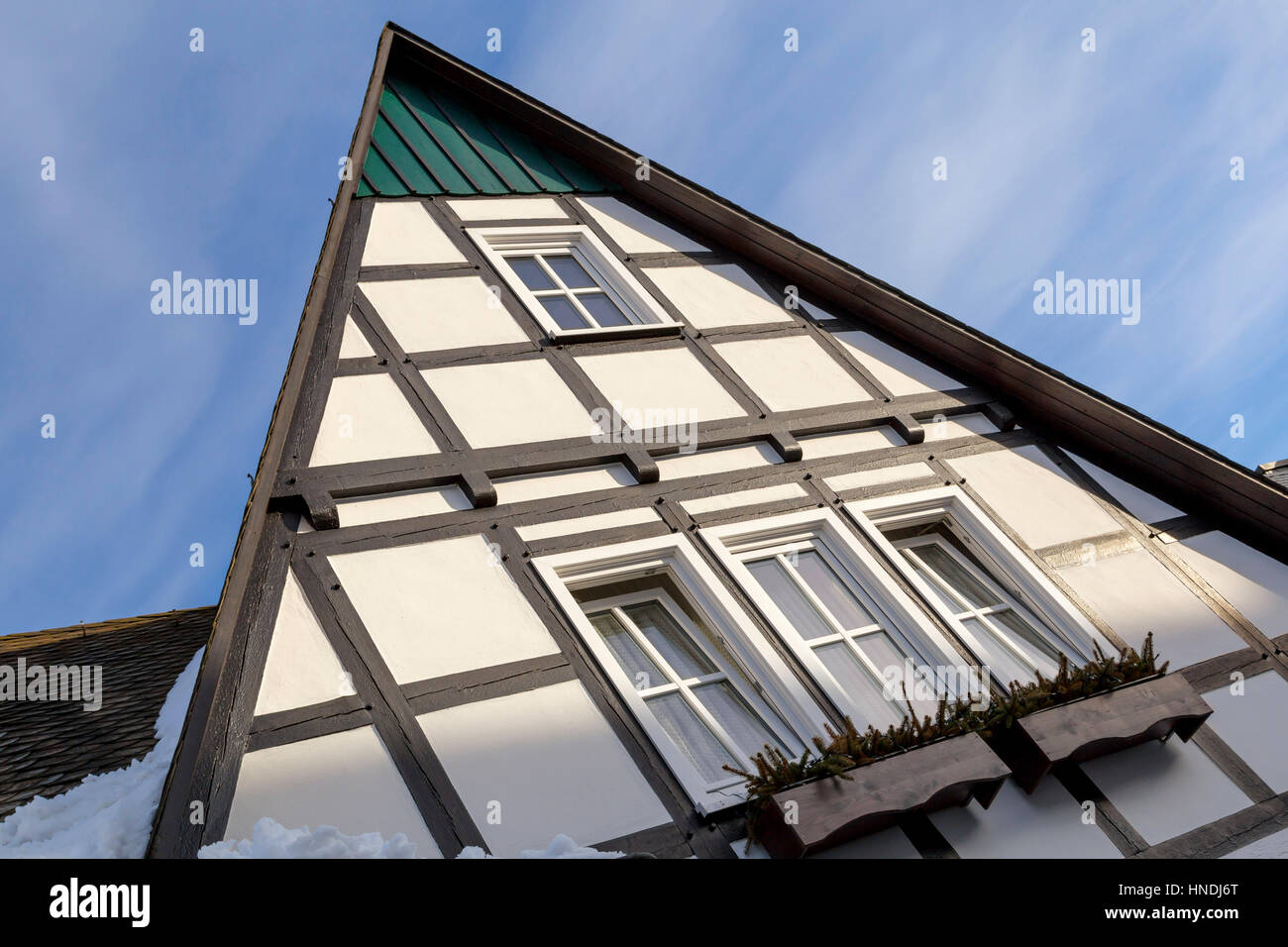 Vista ravvicinata di a struttura mista in legno e muratura in architettura del paesaggio della Hochsauerland, Schmallenberg, Renania settentrionale-Vestfalia (Germania). Foto Stock