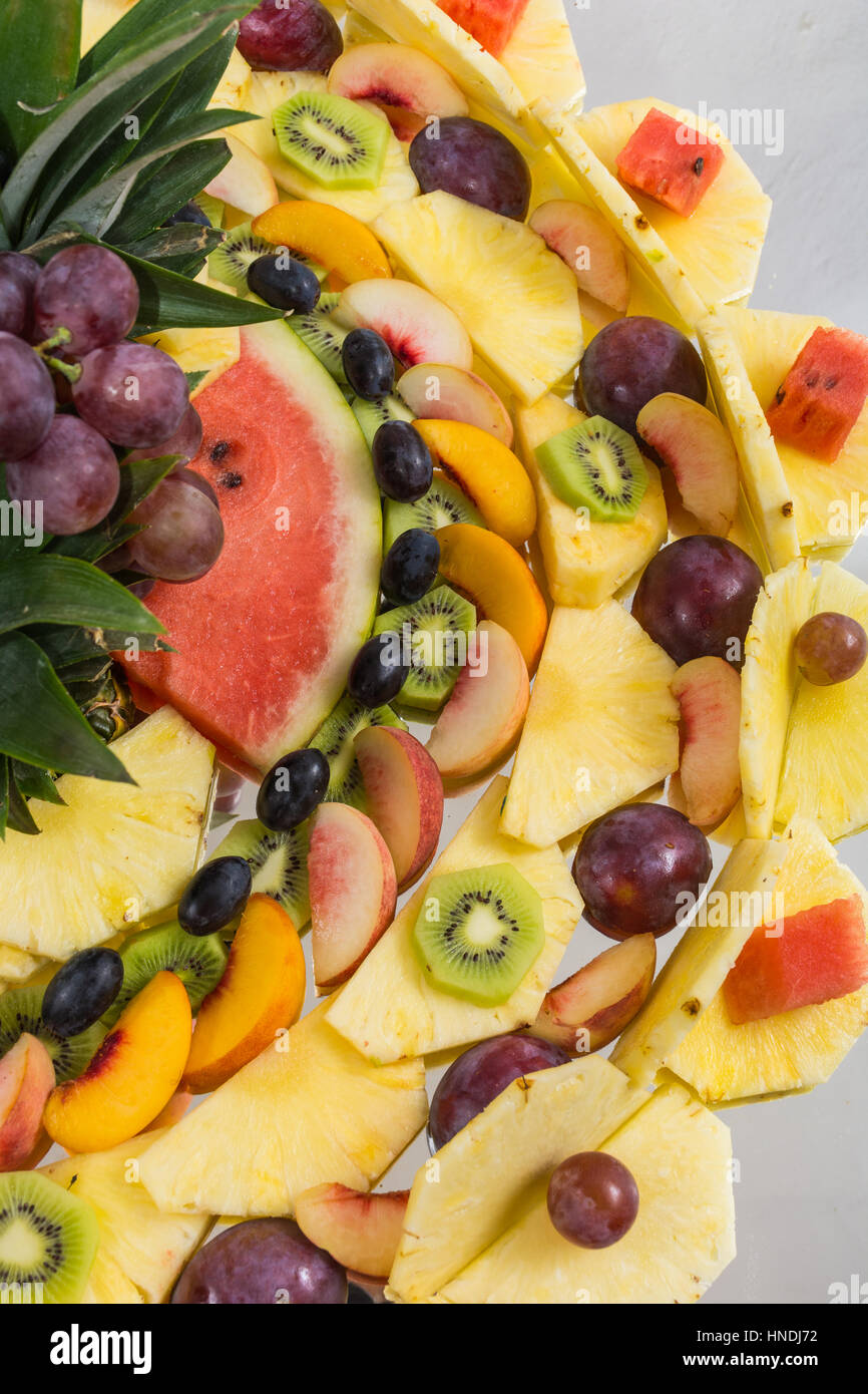 Composizioni di frutta fresca tagliata per buffet. tipica estate frutti di Sicilia, rinfrescante e sani. Foto Stock