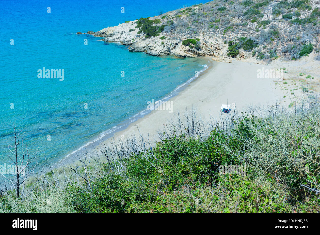 Spiaggia deserta isolato. Con il mare calmo, è possibile godere di pace e tranquillità e si può fare come pure il nudismo e naturismo. Foto Stock