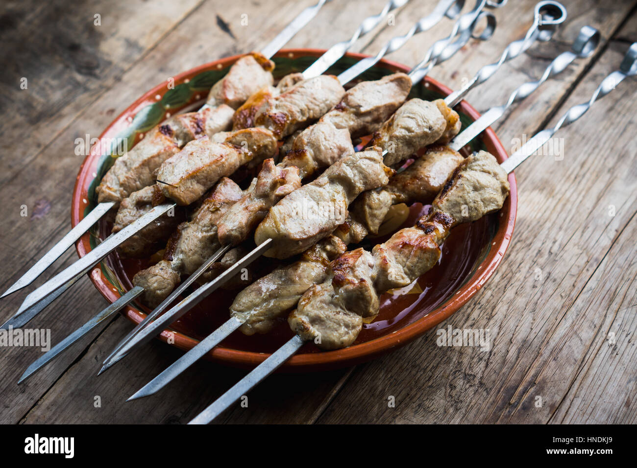 Sgranate il kebab sul tavolo di legno Foto Stock